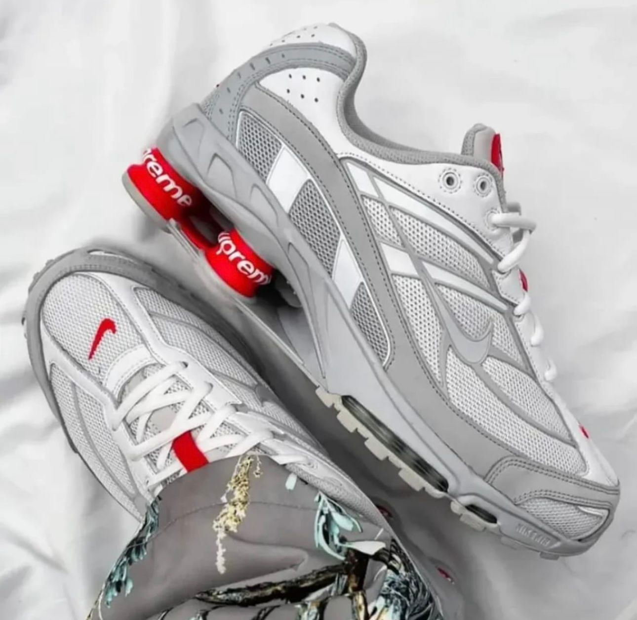 NIKE