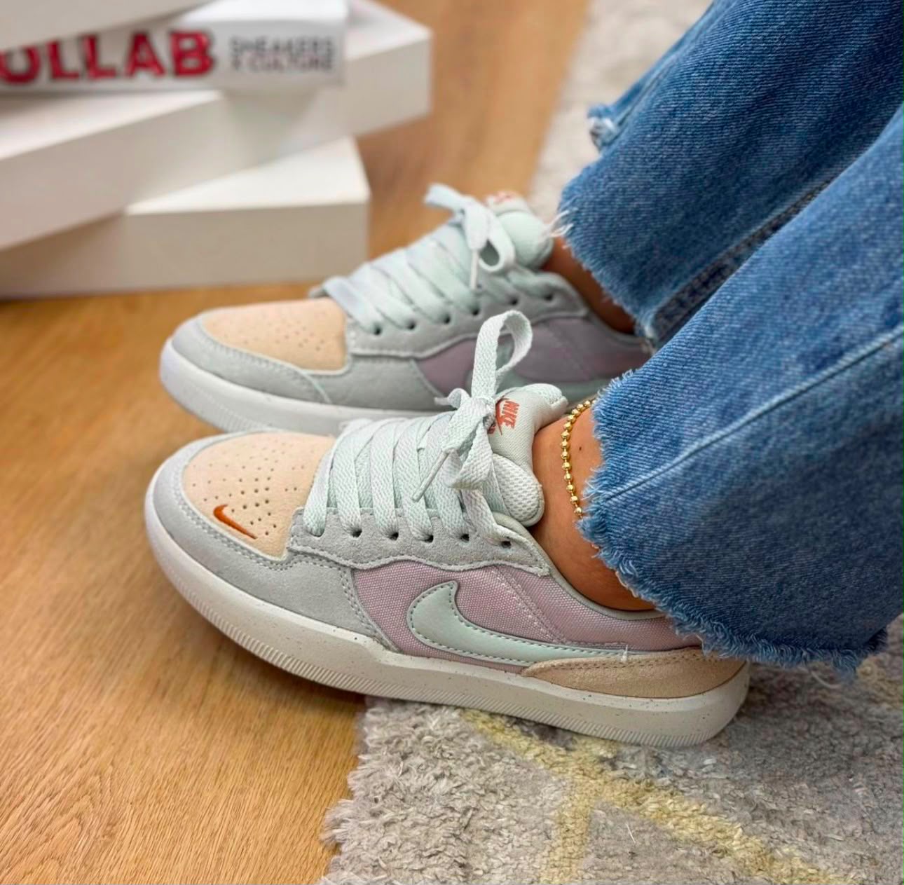 NIKE