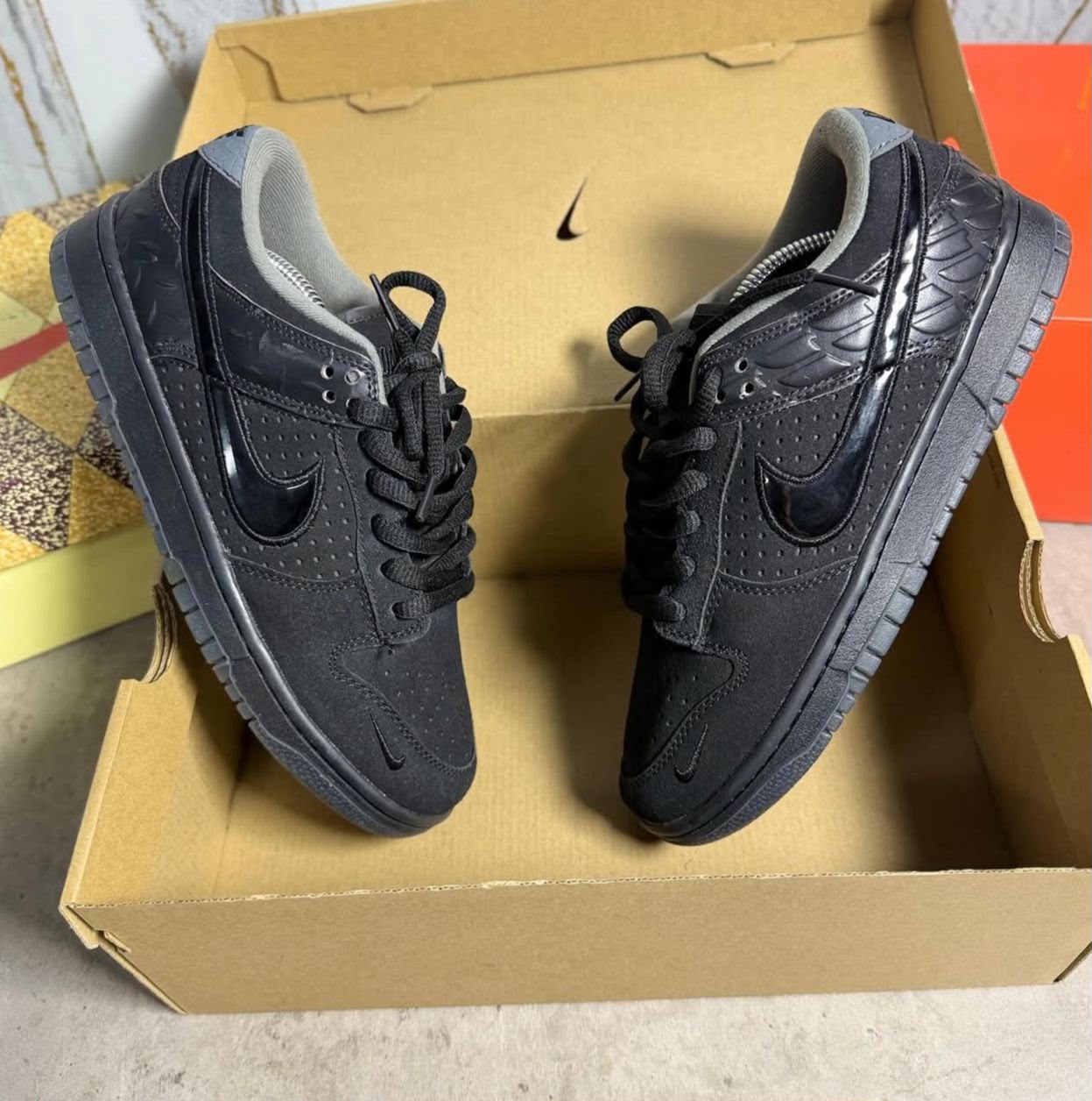 NIKE