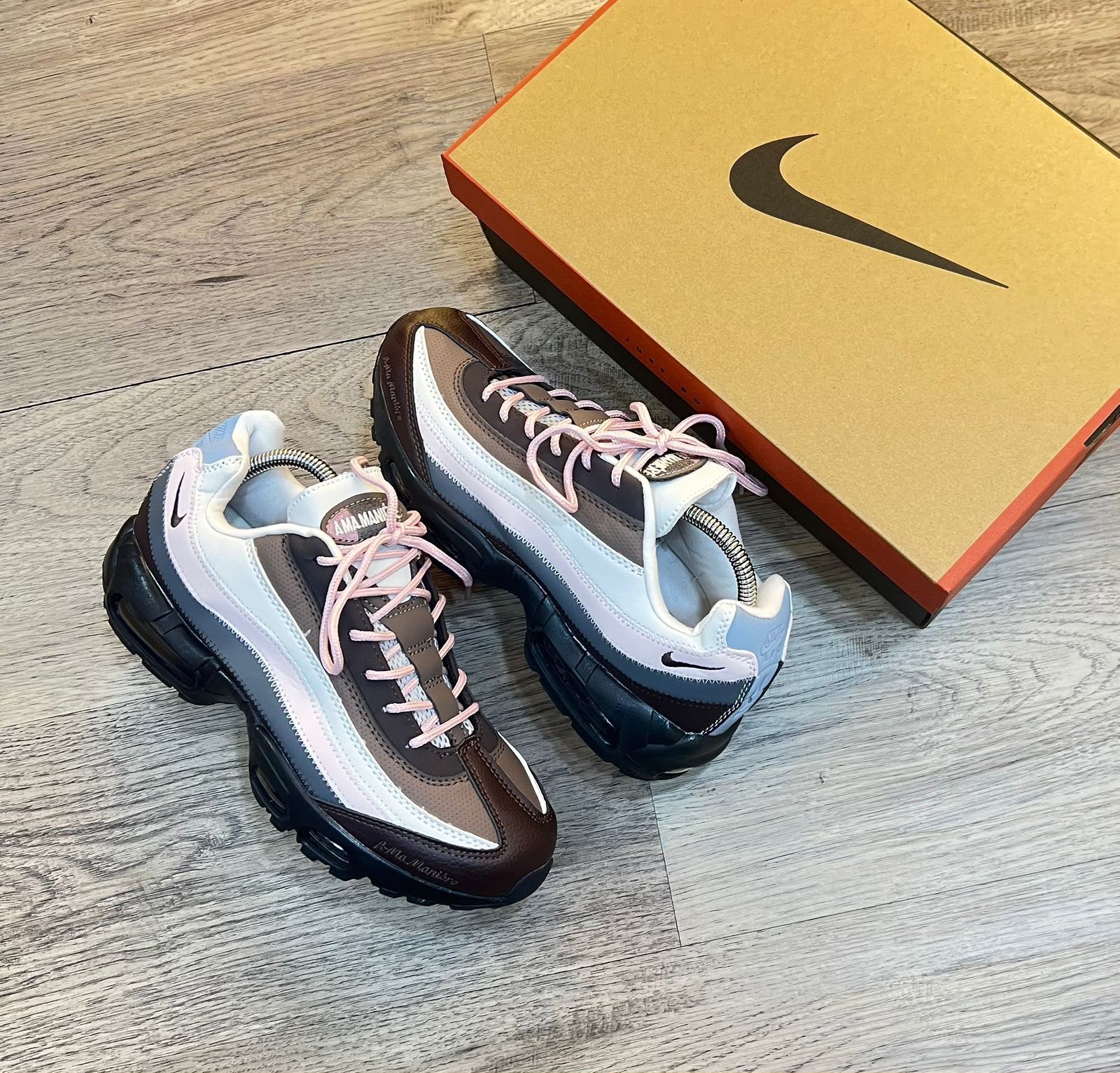 NIKE